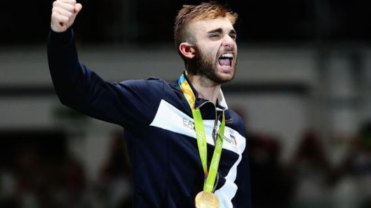 里约奥运冠军火车睡觉丢金牌 最终竟躺在垃圾