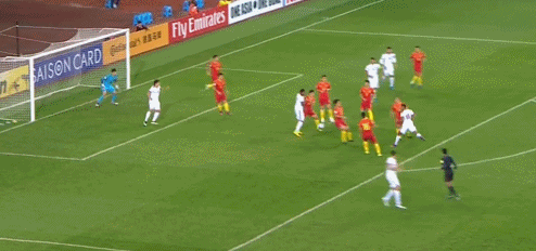 后排插上的球员头球将球顶入禁区,塞巴斯蒂安近距离的脚后跟射门稍稍