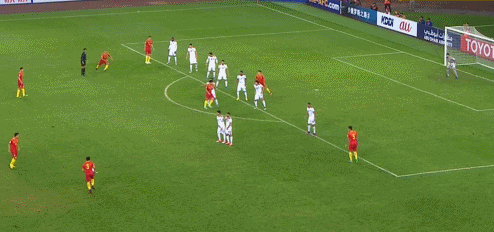 武磊禁区前沿被海多斯从身后放倒,国足获得了位置不错的任意球,姜至鹏