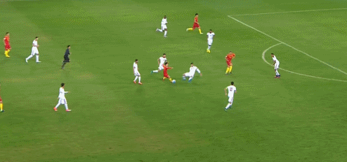 gif-武磊突破制造任意球 姜至鹏主罚险些破门