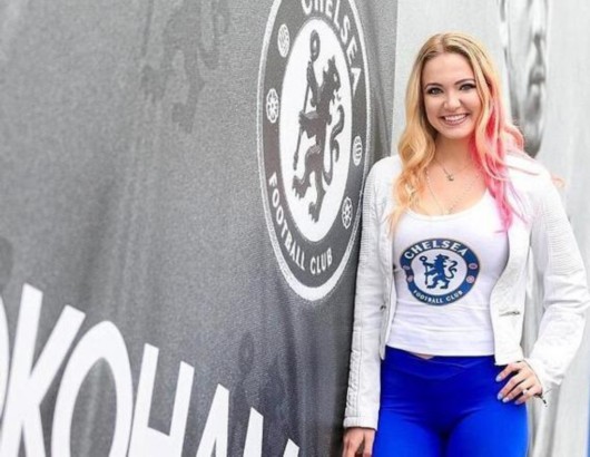 切尔西美女球迷火了!美国女学生乱入曼联大战