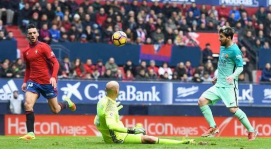 GIF-巴萨3-0奥萨苏纳 梅西连过数人破门得分