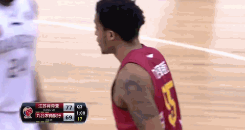 &nbsp&nbsp&nbsp&nbsp这一幕发生在第三节比赛还有1分08秒结束时,当时