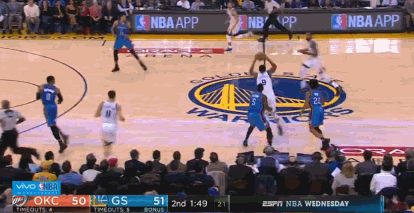 但是杜兰特居然失误了——他持球中路直插篮下,在罚球线后一步起烫逵