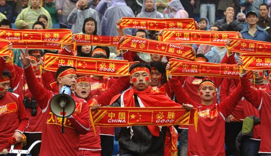 国足2-3韩国 中国队球迷热情高涨
