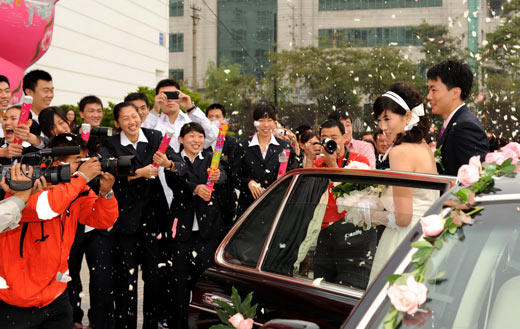 刘相韬张丹甜蜜结婚 新郎新娘梦幻迎祝福[图]-