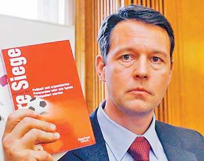 外国记者揭黑:06世界杯4场假球 黄健翔没赌球