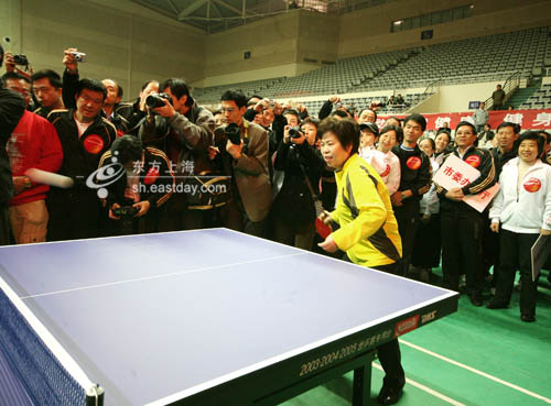 上海市公务员乒乓球比赛举行 王励勤张德英开