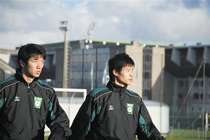 武汉两少年试训比利时 为低谷中湖北足球打天