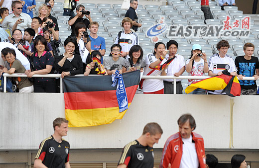国足人气难抵对手 德国队举动讨球迷欢心