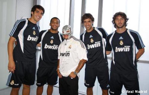 神秘面具人约会皇马巨星 赠送劳尔冠军腰带[图