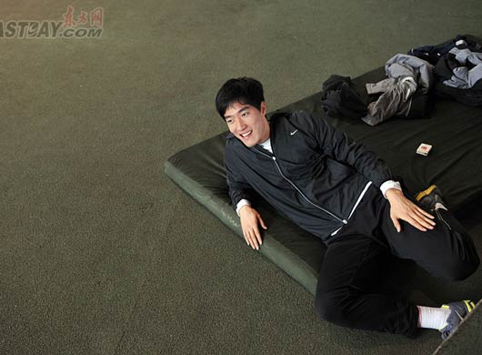 刘翔遭合约束缚 美女记者难求一句新年吉言[图