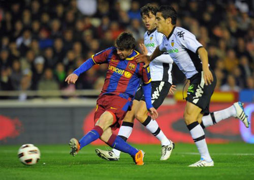 西甲-万金油助攻梅西绝杀 巴萨1-0瓦伦10分领