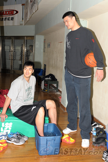 姚明探望上海男篮 首次透露女儿中文名叫姚沁