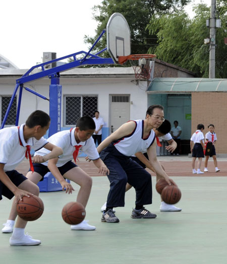 温家宝和小学生同上体育课 亲身参与篮球对抗