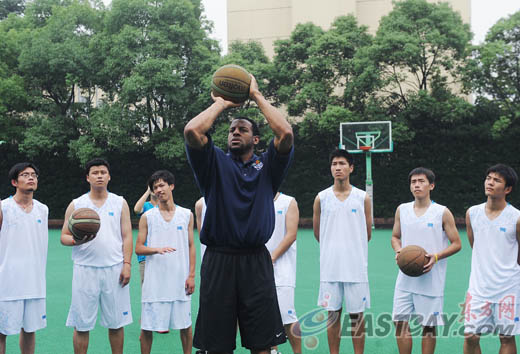 NBA球星伊戈达拉抵沪 与上海聋哑学生互动 [图