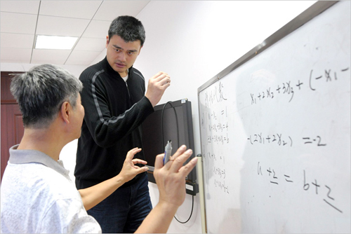 姚明就读交大第一天 笑称校队太专业不敢加入