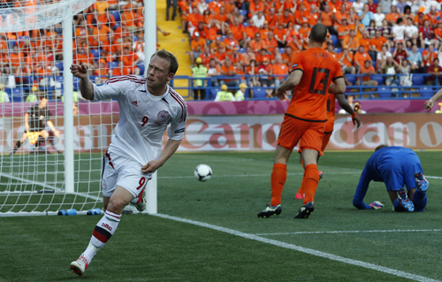 欧洲杯-荷兰爆冷负丹麦 罗本中柱范佩西失单刀
