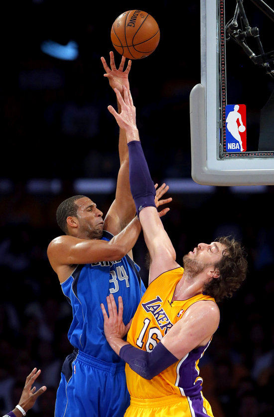 霍华德6犯离场湖人负小牛 高效科比难阻11连败