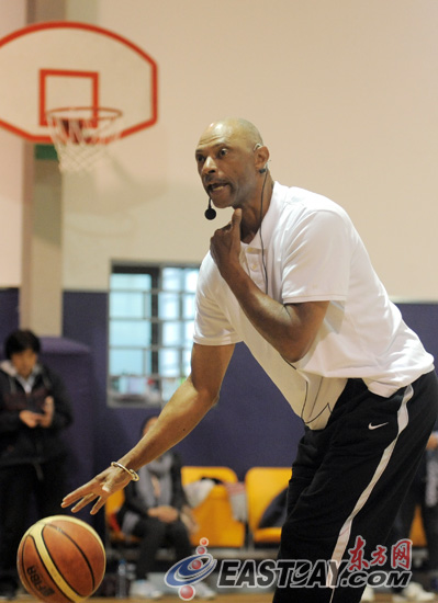 NBA教练光临上海滩 克莱蒙斯为青少年篮球队