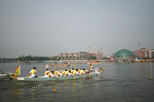 [2009年]促进群众体育发展 端午节华亭湖上龙舟