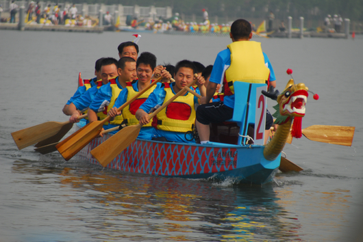[2009年]促进群众体育发展 端午节华亭湖上龙舟