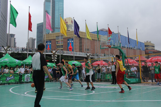 雪碧篮球赛上海地区决赛落幕 前大鲨鱼队长颁