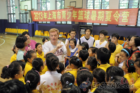 洋教助阵上海青少年女篮夏令营 英语打球两不
