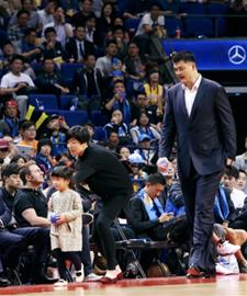 NBA中国赛:姚明和他的小伙伴们不打球也没闲