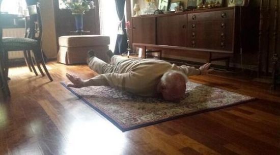 范佩西爷爷加入粉丝大军 93岁老人做鱼跃动作