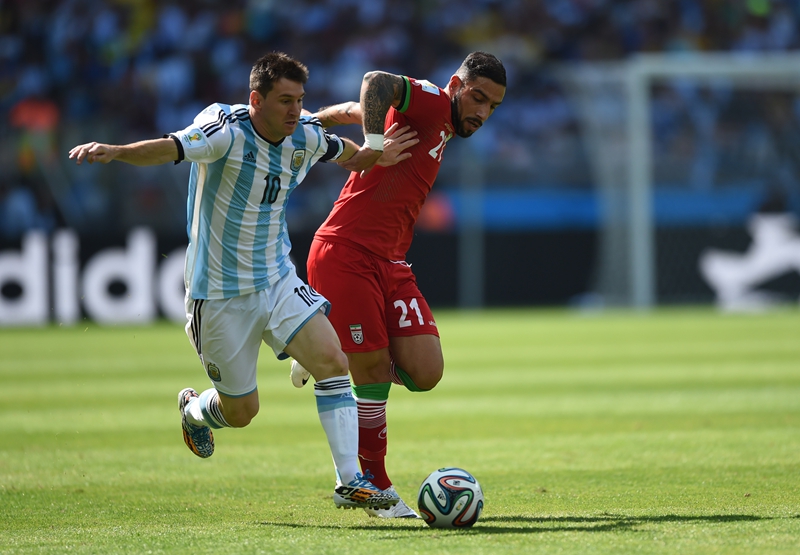 阿根廷队踉跄晋级16强 伊朗队犀利反击险些爆