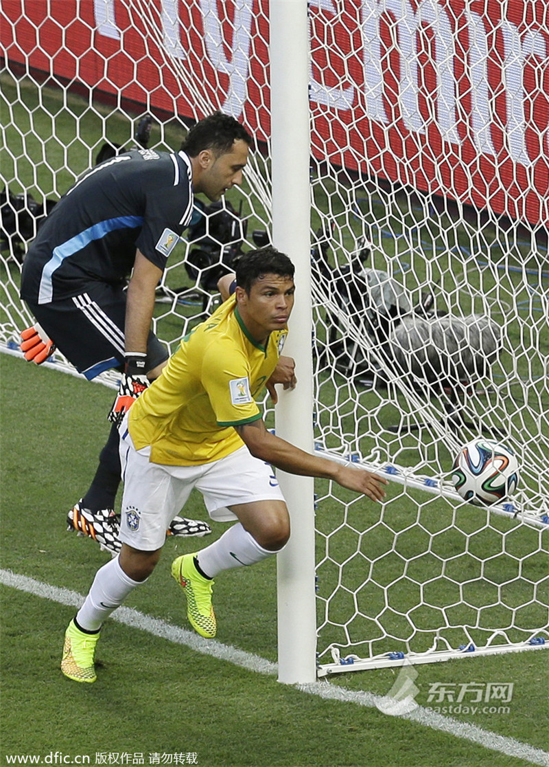 世界杯-内马尔助攻席尔瓦 巴西半场1-0哥伦比亚