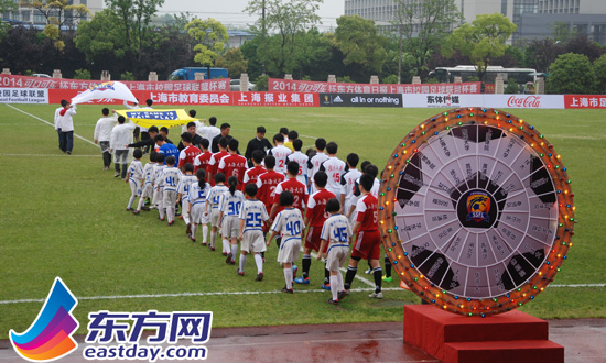 上海市校园足球联盟杯赛开幕 成耀东大战前赶