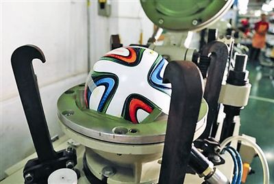 桑巴荣耀中国制造 内地工厂打造史上最圆足球