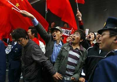 火炬传递在日本开始 安全人员制止破坏者[组图]-火炬-东方奥运-东方网