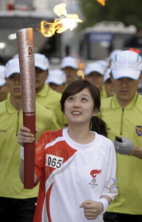 张娜拉出任第65棒火炬手 笑容甜美传圣火[图]