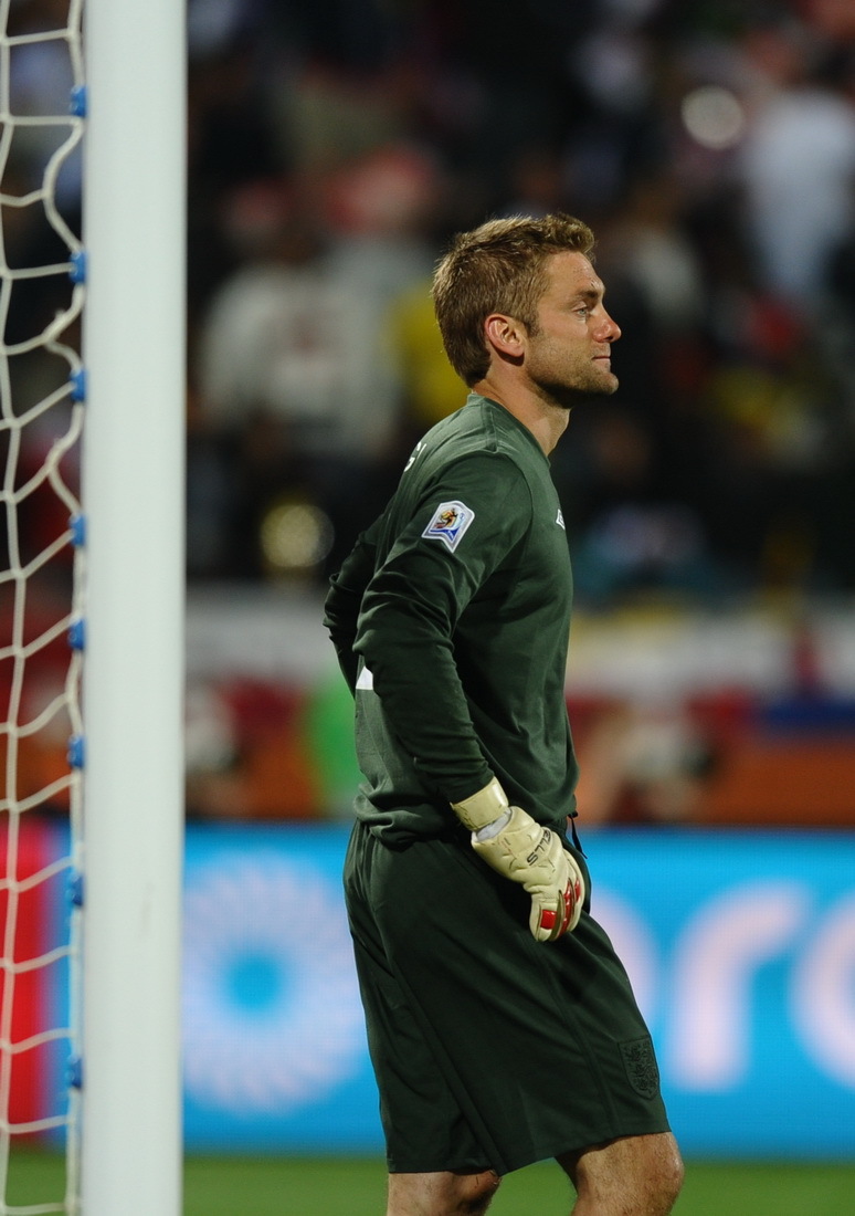 英格兰门将格林致命失误丢球