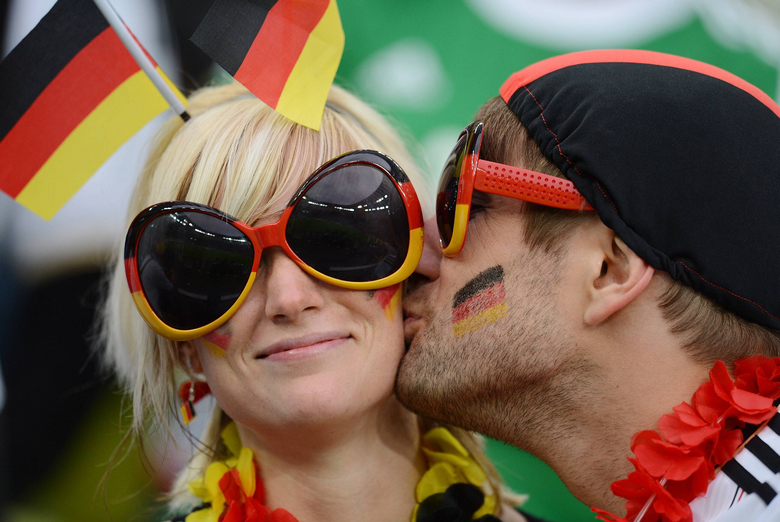 默克尔现身观战 德国进球激动欢呼