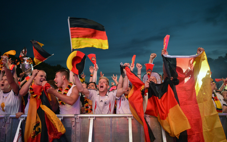 默克尔现身观战 德国进球激动欢呼