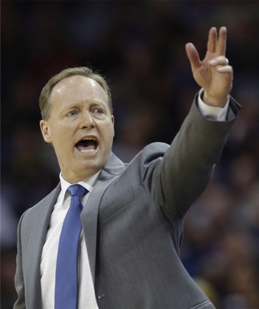 老鹰主教练布登霍尔泽显得十分.