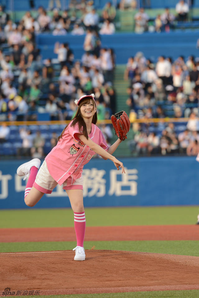 日本女星白石麻衣为棒球赛开球 穿粉衣可爱养眼