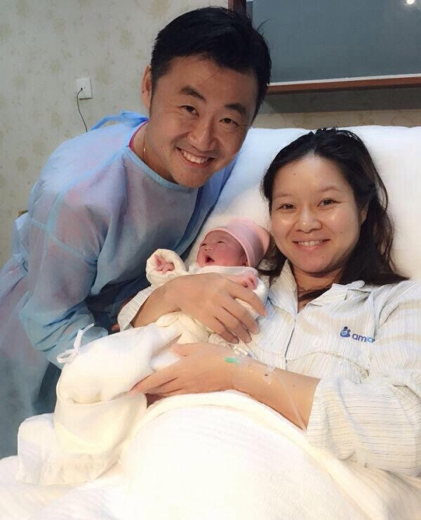 图片说明:李娜姜山夫妇抱着刚出生的女儿