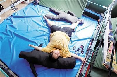 重庆相扑男近10年增重至360斤 1顿吃300根串串