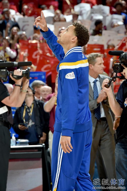 总决赛g4詹皇飞跃救球 库里强行突德拉