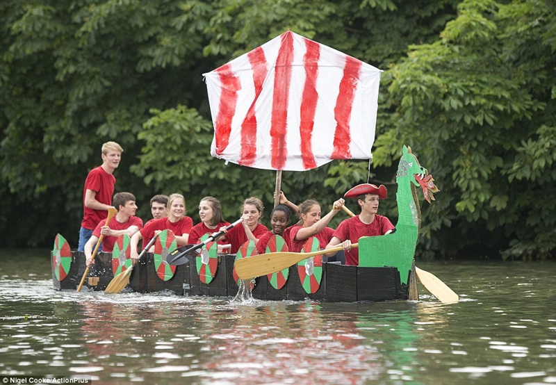 据英国《每日邮报》报道,作为英国最聪明的一群大学生,剑桥大学的