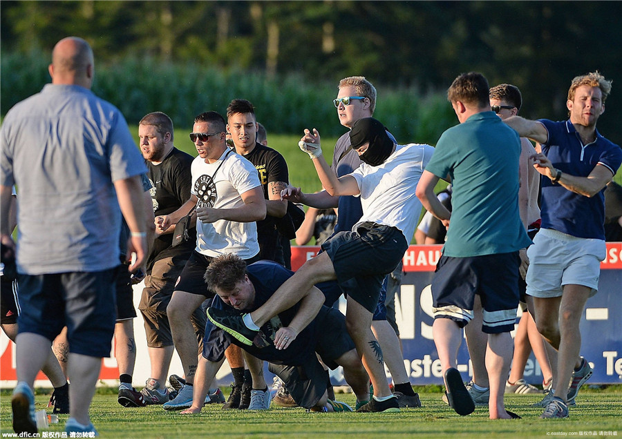 足球热身赛爆发场上球迷互殴 画面丑陋近20人被捕