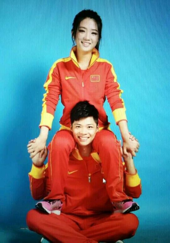 中国两男两女合影照片图片