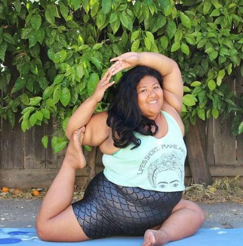 原标题: 美国胖妹坚持练瑜伽4年 吸引近8万粉丝关注(组图)