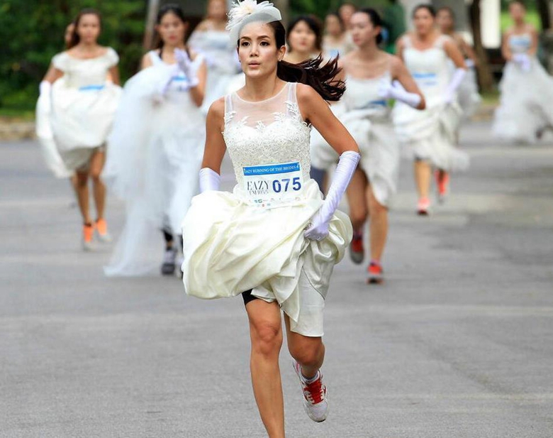 新娘提着裙子在路上飞奔.