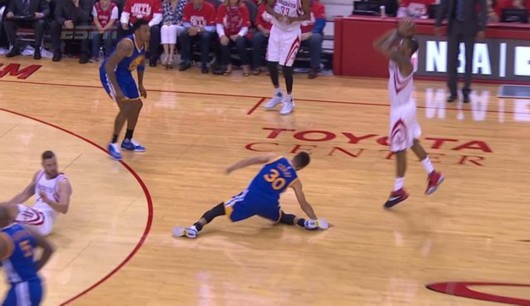 库里无人防守滑倒右膝拉伤 再度退场